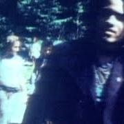 Le texte musical SITTIN' ON TOP OF THE WORLD de LENNY KRAVITZ est également présent dans l'album Let love rule (1989)
