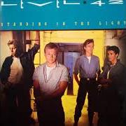 Le texte musical PEOPLE de LEVEL 42 est également présent dans l'album Standing in the light (1983)