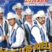 Le texte musical A TRAVES DE LA LUNA de LOS RIELEROS DEL NORTE est également présent dans l'album El columpio (2011)