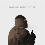 Le texte musical LISTEN de MARVIN SAPP est également présent dans l'album Close (2017)