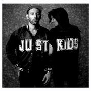 Le texte musical ONE BLACK SHEEP de MAT KEARNEY est également présent dans l'album Just kids (2015)