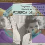 Le texte musical INTRO de MERCANTI DI LIQUORE est également présent dans l'album La musica dei poveri (2002)