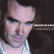 Le texte musical THE MORE YOU IGNORE ME, THE CLOSER I GET de MORRISSEY est également présent dans l'album Vauxhall and i (1994)