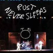Le texte musical MY MY, HEY HEY (OUT OF THE BLUE) de NEIL YOUNG est également présent dans l'album Rust never sleeps (1979)