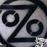 Le texte musical LO QUE DICE de OZOMATLI est également présent dans l'album Embrace the chaos (2001)