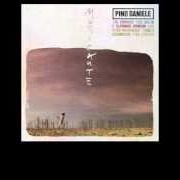 Le texte musical KEEP ON MOVIN' de PINO DANIELE est également présent dans l'album Musicante (1984)