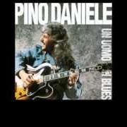 Le texte musical INVECE NO de PINO DANIELE est également présent dans l'album Un uomo in blues (1991)