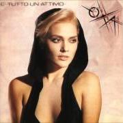 Le texte musical SONO E SARÒ de ANNA OXA est également présent dans l'album E' tutto un attimo (1986)