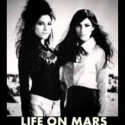 Le texte musical LIFE ON MARS de THE VERONICAS est également présent dans l'album Life on mars (2013)