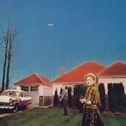 Le texte musical BUILT FOR COMFORT de UFO est également présent dans l'album Phenomenon (1974)