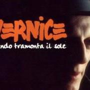 Le texte musical E' LA SOLITA STORIA de VERNICE est également présent dans l'album Quando tramonta il sole (1994)