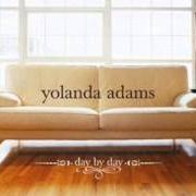 Le texte musical BETTER THAN GOLD de YOLANDA ADAMS est également présent dans l'album Day by day (2005)