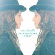 Le texte musical HOLD MY HEART de SARA BAREILLES est également présent dans l'album Kaleidoscope heart (2010)