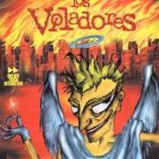 Le texte musical ESTOY PELEANDO AQUÍ de LOS VIOLADORES est également présent dans l'album Otra patada en los huevos (1996)