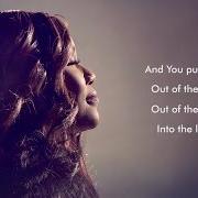 Le texte musical I'M STILL HERE de MANDISA est également présent dans l'album Out of the dark (2017)