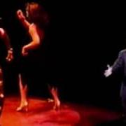 Le texte musical THEY DANCE! de BARRY MANILOW est également présent dans l'album Here at the mayflower (2001)