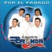 Le texte musical PORQUE ME ENAMORÉ de GRUPO BRYNDIS est également présent dans l'album Por el pasado (2000)