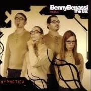 Le texte musical PUT YOUR HANDS UP de BENNY B est également présent dans l'album Hypnotica (2004)