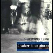 Le texte musical MI SENTO SOLO de GIANMARIA TESTA est également présent dans l'album Il valzer di un giorno (2000)