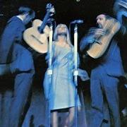Le texte musical IT'S RAINING de PETER, PAUL & MARY est également présent dans l'album In concert (1964)
