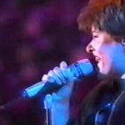 Le texte musical SI PUÒ DARE DI PIÙ - GIANNI MORANDI, ENRICO RUGGERI E UMBERTO TOZZI de SANREMO 1987 est également présent dans l'album Sanremo 1987