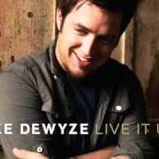 Le texte musical EARTH STOOD STILL de LEE DEWYZE est également présent dans l'album Live it up (2010)