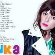 Le texte musical SKIPALONG de LENKA est également présent dans l'album Lenka (2008)