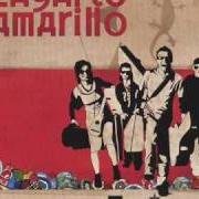 Le texte musical UN POQUITO MÁS PACÁ DEL MÁS ALLÁ de LAGARTO AMARILLO est également présent dans l'album Distinto (2007)