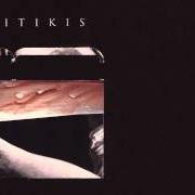 Le texte musical PIOVE DESERTO de SIKITIKIS est également présent dans l'album B (2008)