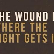 Le texte musical THE WOUND IS WHERE THE LIGHT GETS IN de JASON GRAY est également présent dans l'album Where the light gets in (2016)