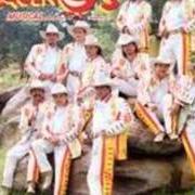 Le texte musical MI NOVIA SE CAYO EN UN POZO CIEGO de BANDA PEQUEÑOS MUSICAL est également présent dans l'album Con paso sensual (1999)