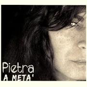 Le texte musical QUALCUNO ARRIVERÀ de PIETRA MONTECORVINO est également présent dans l'album Nera a metà (2015)