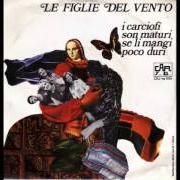 Le texte musical SUGLI SUGLI BANE BANE de LE FIGLIE DEL VENTO est également présent dans l'album I carciofi son maturi se li mangi poco duri (1973)