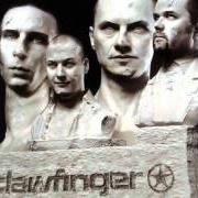 Le texte musical WORLD DOMINATION de CLAWFINGER est également présent dans l'album Zeros & heroes (2003)
