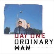 Le texte musical WALK NOW TALK NOW de DAY ONE est également présent dans l'album Ordinary man (2000)