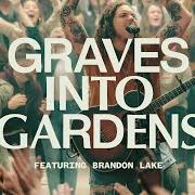 Le texte musical GRAVES INTO GARDENS (FEAT. BRANDON LAKE) de ELEVATION WORSHIP est également présent dans l'album Graves into gardens (live) (2020)