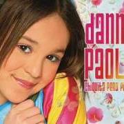 Le texte musical UN PASO ATRAS de DANNA PAOLA est également présent dans l'album Chiquita pero picosa (2005)