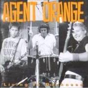 Le texte musical BLOODSTAINS (ORIGINAL VERSION) de AGENT ORANGE est également présent dans l'album Living in darkness (1981)