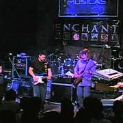 Le texte musical BREAK de ENCHANT est également présent dans l'album Live at last (2004)