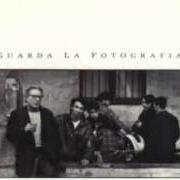 Le texte musical LA STRANA FAMIGLIA de ENZO JANNACCI est également présent dans l'album Guarda la fotografia (1991)