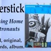 Le texte musical LIFT de FLICKERSTICK est également présent dans l'album Welcoming home the astronauts (2001)