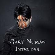 Le texte musical I AM SCREAMING de GARY NUMAN est également présent dans l'album Intruder (2021)