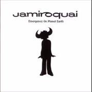 Le texte musical EMERGENCY ON PLANET EARTH de JAMIROQUAI est également présent dans l'album Emergency on planet earth (1993)