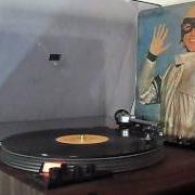 Le texte musical MIRACLES de JOAN BAEZ est également présent dans l'album Blowin' away (1977)