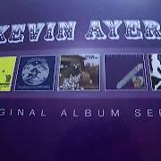 Le texte musical BLUE de KEVIN AYERS est également présent dans l'album Collection