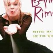 Le texte musical ROCK ME de LEANN RIMES est également présent dans l'album Sittin' on the top of the world (1998)