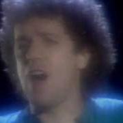 Le texte musical WONDERING WHERE THE LIONS ARE de LEO SAYER est également présent dans l'album World radio (1981)