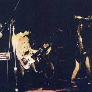 Le texte musical MUERTE EN EL ROCK de LOS SUAVES est également présent dans l'album Esta vida me va a matar (1982)