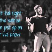 Le texte musical LITTLE BOYS GROW UP AND DOGS GET OLD de LUKE BRYAN est également présent dans l'album Kill the lights (2015)