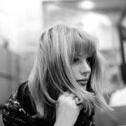 Le texte musical BEWARE OF DARKNESS de MARIANNE FAITHFULL est également présent dans l'album Rich kid blues (1984)